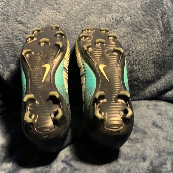 soccer cleats size 4